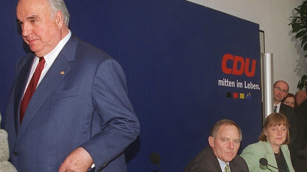 Helmut Kohl verlässt frühzeitig eine Pressekonfernz zum CDU-Spendenskandal | Bild: picture-alliance/dpa