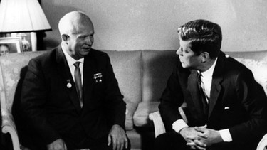 Der amerikanische Präsident John F. Kennedy (rechts im Bild) und der sowjetische Regierungschef Nikita Chruschtschow (links im Bild) 1961 bei Gesprächen in der Residenz des Botschafters der USA in Wien. | Bild: picture-alliance/dpa