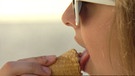 Symbolbild:  Eine Jugendliche isst ein Eis  | Bild: BR