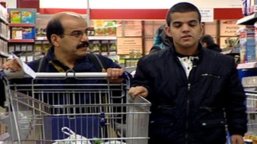 Cem und sein Vater beim Einkaufen | Bild: picture-alliance/dpa