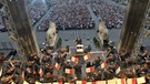 "Klassik am Odeonsplatz": Blick von der Bühne aufs Publikum | Bild: BR