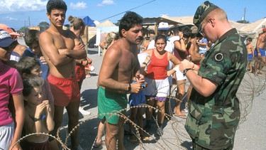 Kubanische Flüchtlinge in einem Lager auf dem US-Militärstützpunkt Guantanamo auf Kuba 1995, ein Jahr vor dem Inkrafttreten des speziellen Einwanderungsgesetzes. | Bild: picture-alliance/dpa