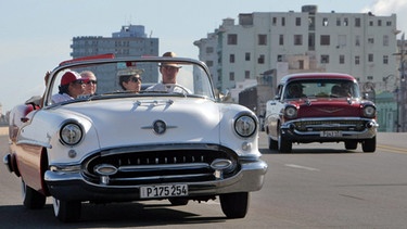 Folge des Embargos: Auf den Straßen von Kuba fahren noch viele Autos aus den 1950er Jahren. | Bild: picture-alliance/dpa