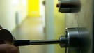Der Schlüssel für eine Zelle wird in der Jugendarrestanstalt umgedreht | Bild: WDR/Erfahrung hinter Gittern