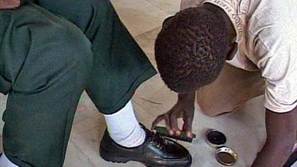 Ein Junge beim Schuhe putzen | Bild: BR
