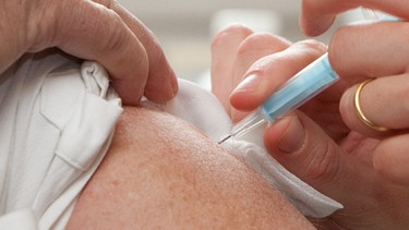 Symbolbild: Ein Patient wird geimpft | Bild: colourbox.com