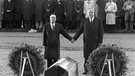 Historische Geste: Der französische Staatspräsident Francois Mitterrand (l) und Bundeskanzler Helmut Kohl reichen sich am 22.9.1984 über den Gräbern von Verdun die Hand. | Bild: picture-alliance/dpa
