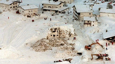 Zerstörte Häuser in Galtür kurz nach der Lawine 1999 | Bild: picture-alliance/dpa