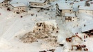Zerstörte Häuser in Galtür kurz nach der Lawine 1999 | Bild: picture-alliance/dpa