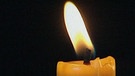 Eine brennende Kerze | Bild: BR