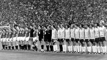 Die UdSSR- und die deutsche Fußballnationalmannschaft (r) nehmen zum Länderspiel Aufstellung für die Hymnen. | Bild: picture-alliance/dpa