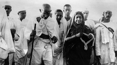 Mahatma Gandhi marschiert mit seinen Anhängern 1930 ans Meer. | Bild: picture-alliance/dpa