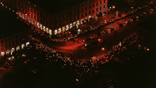 Protest gegen Fremdenhass nach dem Brandanschlag von Mölln 1992.  | Bild: picture-alliance/dpa
