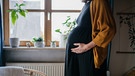 Eine schwangere Frau hält sich den Bauch. | Bild: BR/Julia Müller