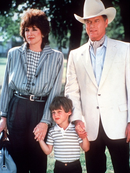 Serienfiesling J.R. Ewing mit Frau und Kind in der Serie "Dallas" | Bild: picture-alliance/dpa