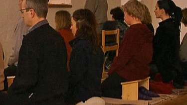 Menschen im Kloster Kirchberg bei einem Seminar | Bild: SWR