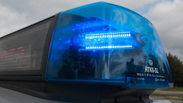 Symbolbild: Ein Blaulicht auf einem Streifenwagen | Bild: picture-alliance/dpa/ Armin Weigel