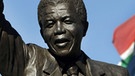 Eine Statue von Nelson Mandela in Südafrika  | Bild: picture-alliance/dpa