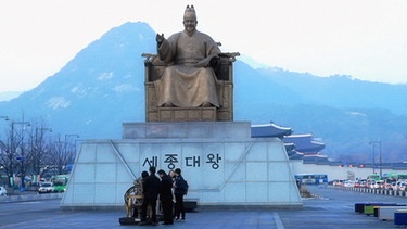 Statue in Südkorea mit Berge im Hintergrund | Bild: BR