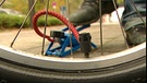 Ein Fahrradreifen wird aufgepumpt | Bild: BR