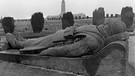 Ein Denkmal auf dem französischen Soldatenfriedhof Douaumont bei Verdun für die Gefallenen des 1. Weltkrieges.  | Bild: picture-alliance/dpa