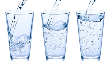 Symbolbild: Wasser wird in Gläser gefüllt | Bild: colourbox.com