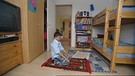Der junge Muslim Mustafa beim Beten | Bild: WDR