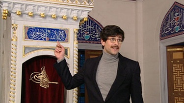 Der Muslim Hamid erklärt Jasmin in einer Moschee die Bedeutung von "schahada" | Bild: WDR