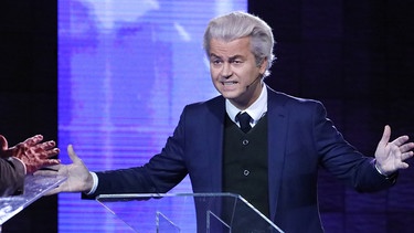 Geert Wilders, Vorsitzender der rechspopulistischen Partei der Niederlande, hier bei einer Fernseh-Debatte mit seinem Kontrahenten Mark Rutte am 13. März. | Bild: picture-alliance/dpa