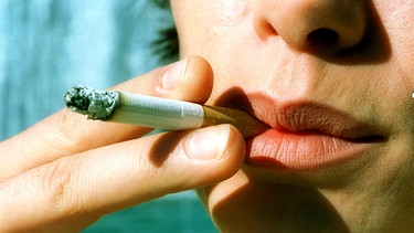 Frau raucht Zigarette | Bild: colourbox.com
