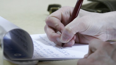 schreibende Hand | Bild: picture-alliance/dpa
