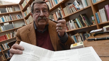 Günter Grass mit SZ Artikel | Bild: picture-alliance/dpa