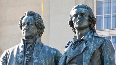 Goethes Begegnungen:  Goethe und Friedrich von Schiller, Denkmal Weimar | Bild: picture-alliance/dpa