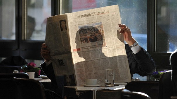 Mann liest Zeitung | Bild: picture-alliance/dpa