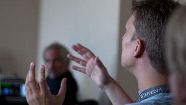 Mann gestikuliert, diskutiert bei einer Wikipedia Diskussion | Bild: picture-alliance/dpa