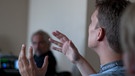 Mann gestikuliert, diskutiert bei einer Wikipedia Diskussion | Bild: picture-alliance/dpa