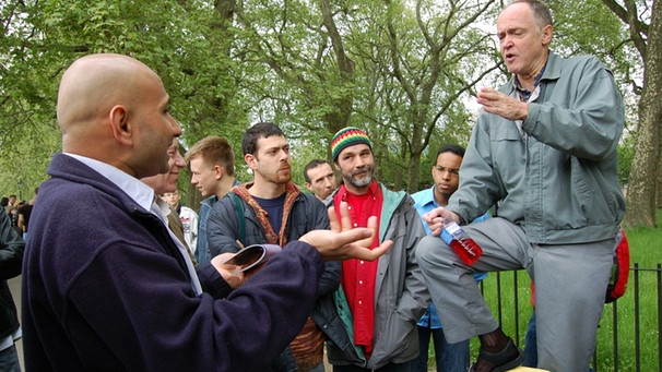 Gruppe von Männern im Speakers Corner, Londoner HydePark | Bild: picture-alliance/dpa