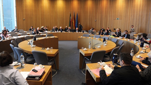 Politiker diskutieren im Landtag | Bild: picture-alliance/dpa