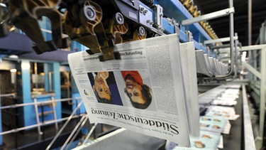Süddeutsche Zeitungen aufgehängt dem Förderband,  | Bild: picture-alliance/dpa