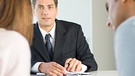 Bankberater im Gespräch mit zwei Kunden | Bild: colourbox.com