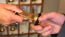Hotelangestellte übergibt Zimmerschlüssel an einen Gast | Bild: colourbox.com