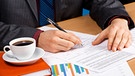 Geschäftsmann unterschreibt ein Dokument | Bild: colourbox.com