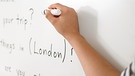 Englischer Text wird an eine Tafel geschrieben | Bild: colourbox.com