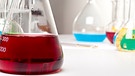 Glasbehälter mit Flüssigkeiten in einem Labor | Bild: colourbox.com