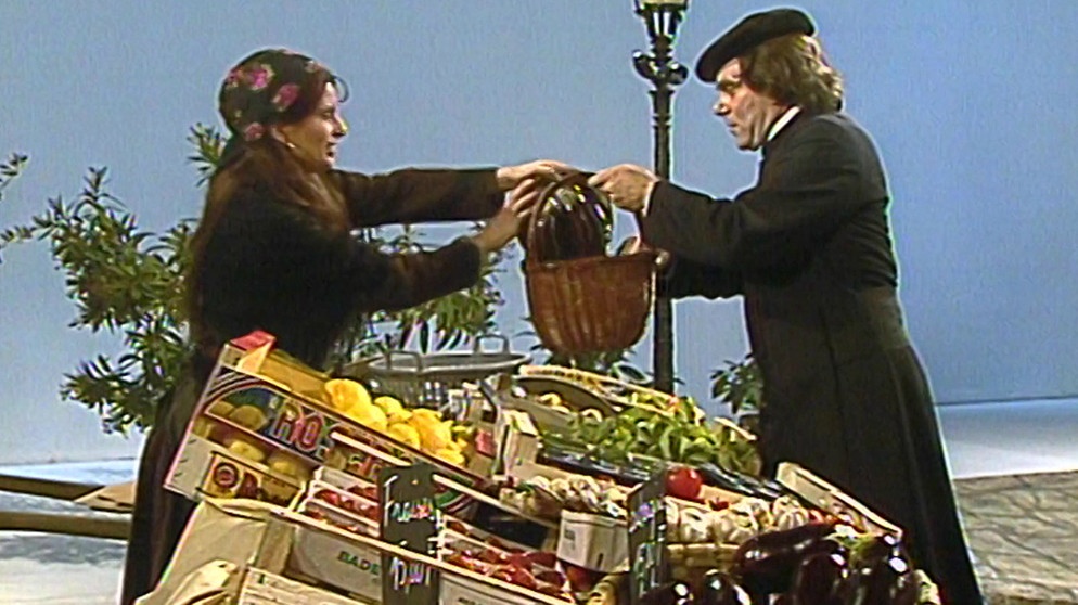 Ein Mann kauft auf einem Markt Obst und Gemüse. | Bild: BR
