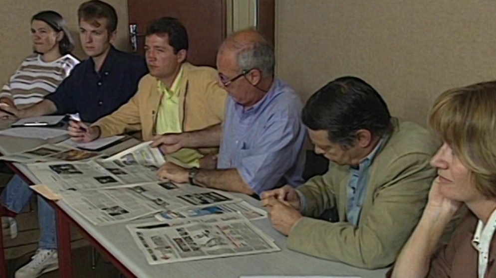 Mehrere Journalisten diskutieren in einer Redaktionskonferenz. | Bild: BR
