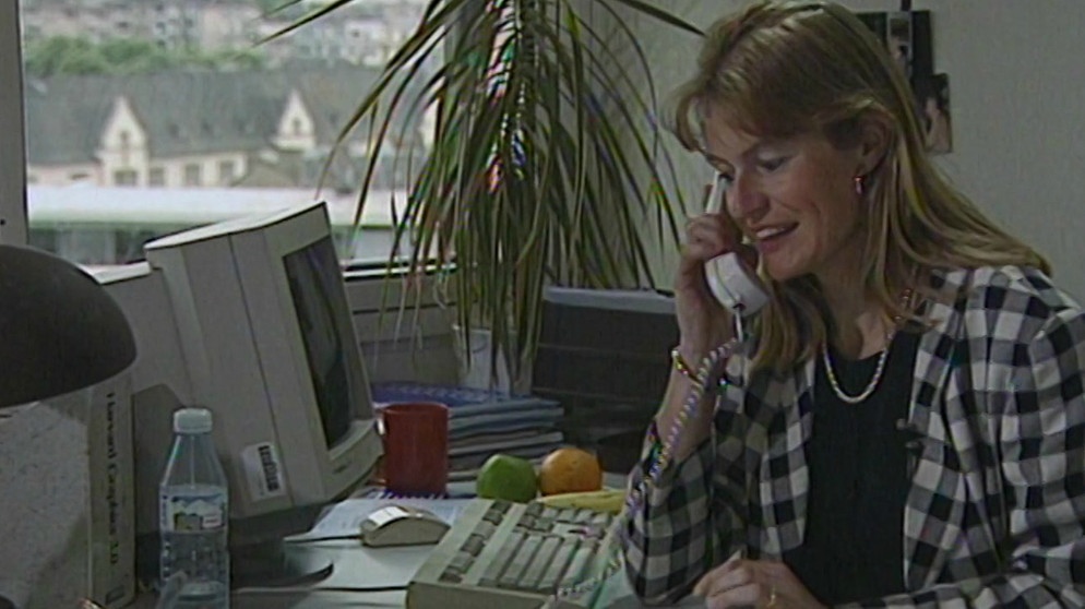 Pressereferentin Christiane sitzt an ihrem Schreibtisch und telefoniert. | Bild: BR