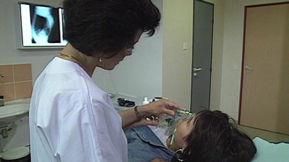 Eine Krankenschwester betreut eine Patientin. | Bild: BR