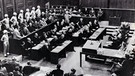 Blick in den Verhandlungssaal der Nürnberger Prozesse 1945 | Bild: picture-alliance/dpa