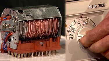 Mit dem Drehknopf oder einem Elektromotor wird das Waschprogramm Schritt für Schritt durch eine Schaltwalze (links) gesteuert. | Bild: BR